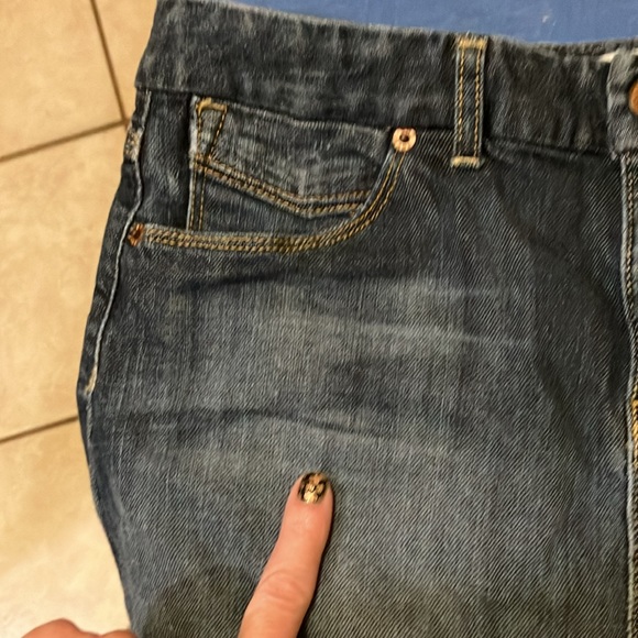 Gap denim skirt with 2 front & 2 back pockets. - Picture 8 of 9